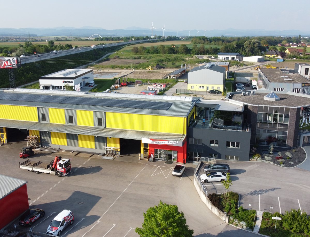 Der Eingang der ATC Metallwelt erstrahlt im neuen Glanz